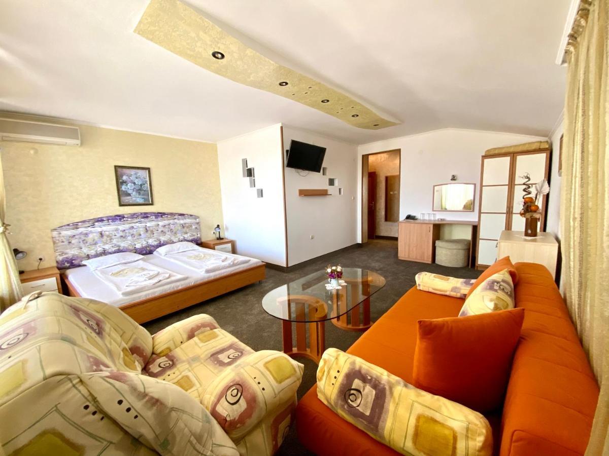 Family Hotel The Golden Fish Sozopol Esterno foto